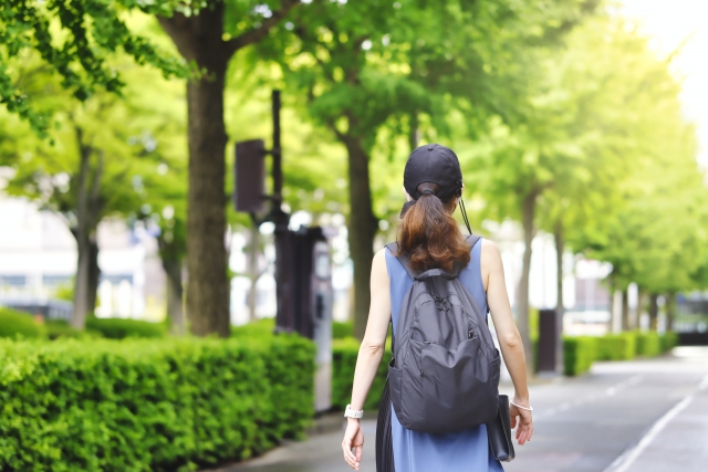 リュックを背負っている女性の後ろ姿