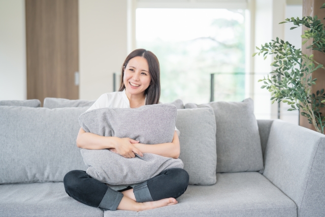 ソファに座っている女性