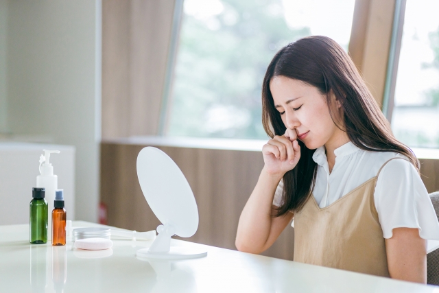 花粉症の中メイクしている女性