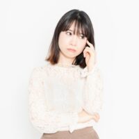 パーソナルカラー診断をどこで受けるか悩む女性