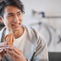 パンを食べている男性