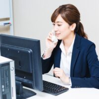 電話している女性