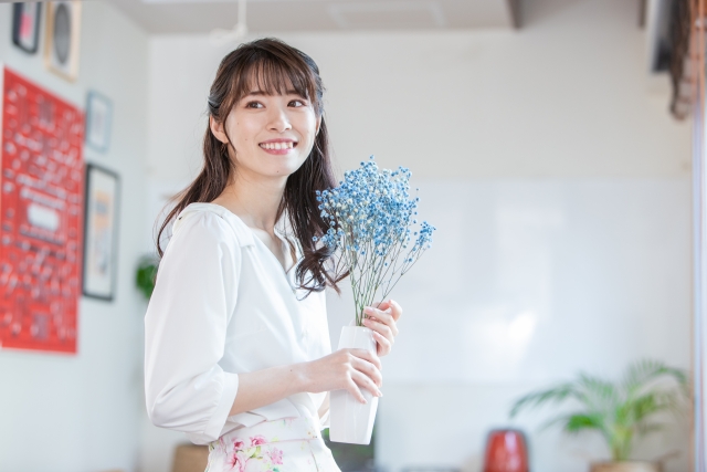 花を持っている女性